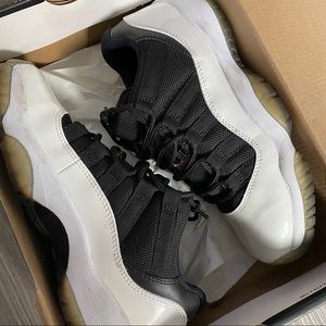 Air Jordan 11 tuxedo lows